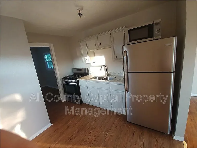 3 bed, 1.0 bath, 756 sqft, $2,100 — Photo 3