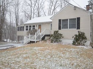 4 Edgewater Rd, Poughkeepsie, NY 12603