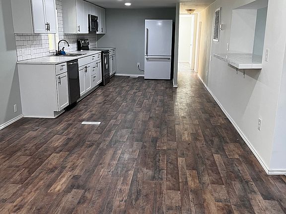 2nd image of 420 E Robin Ln