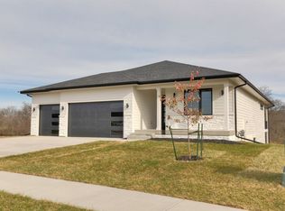 16343 Ironwood Ln, Urbandale, IA 50323
