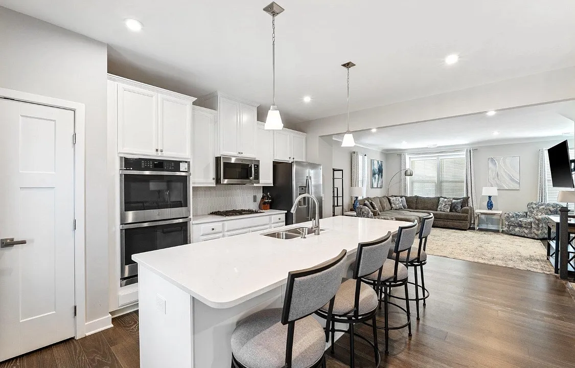 3 bed, 2372 sqft, $2,750 — Photo 2