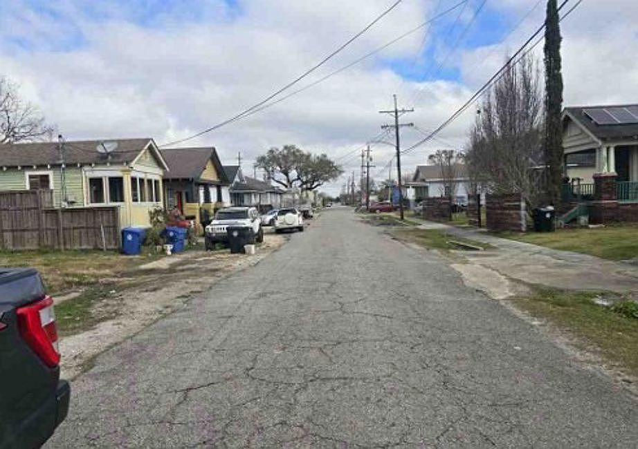 Exterior Neighborhood (street photo)