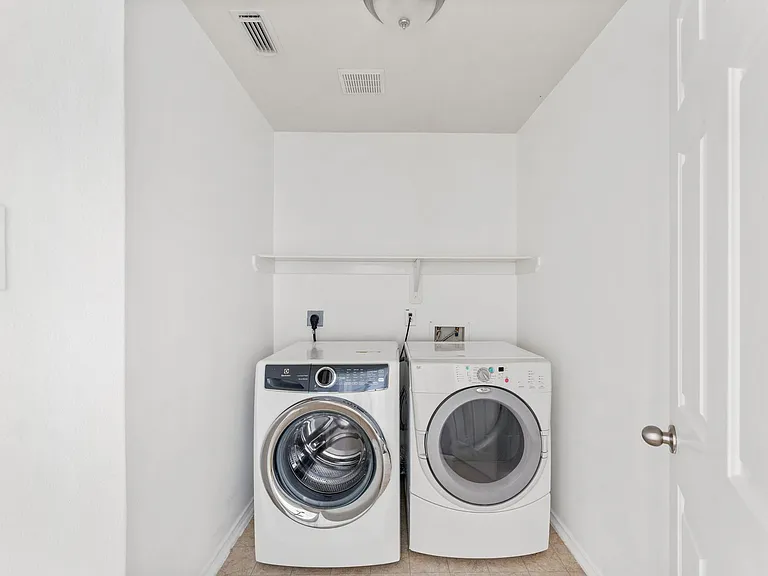 6 Druids Glen Pl — Photo 19