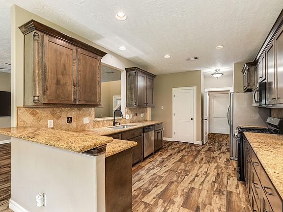 3rd image of 2426 Ridgewood Dr
