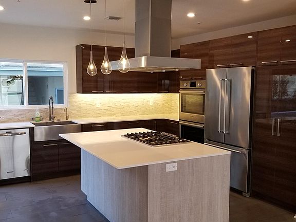 3rd image of 907 Lincoln Blvd Unit 102