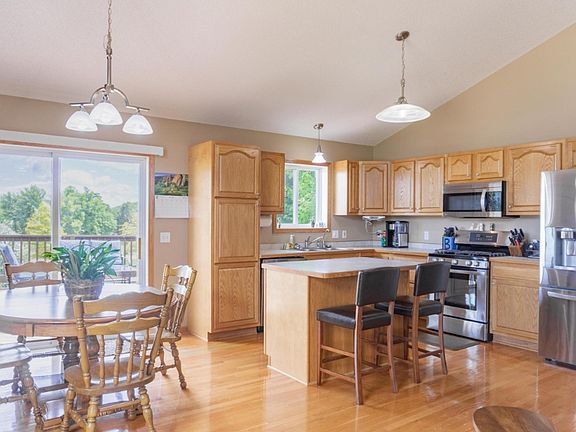 3rd image of 211 Clover Ct