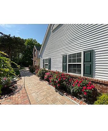 4th image of 705 E Village Dr
