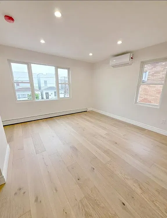 3 bed, 1000 sqft, $3,753 — Photo 3
