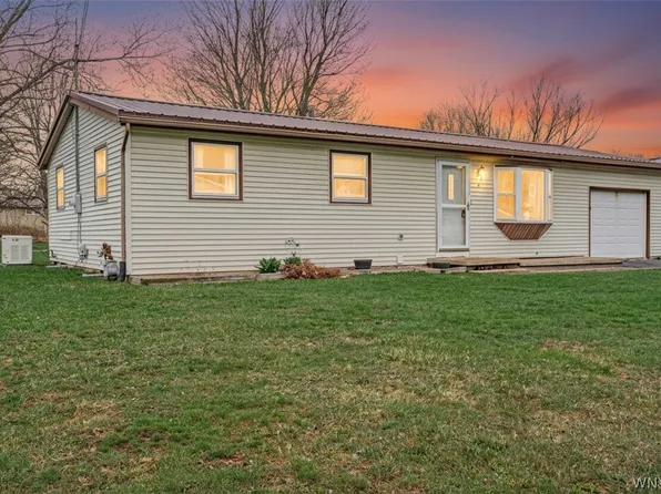 9 Manor Ln, Middleport, NY 14105