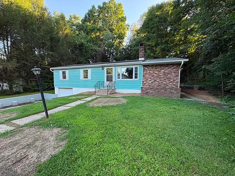 381 Colonial St — Photo 2