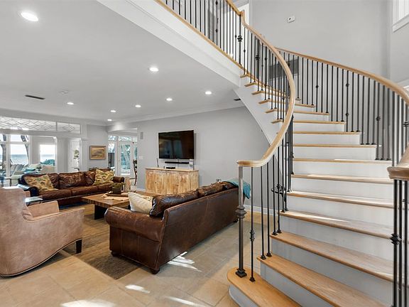 3rd image of 204 Northcliffe Dr