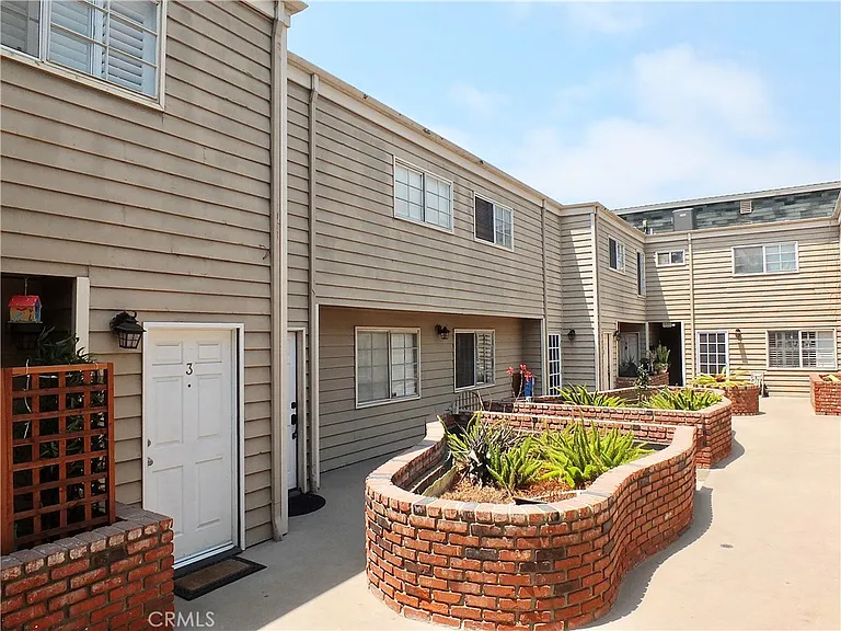 941 Elm Ave — Photo 3