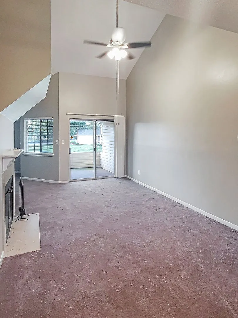 Charming 2BR/2BA Townhouse-Style Condo Near MidCity — Photo 4