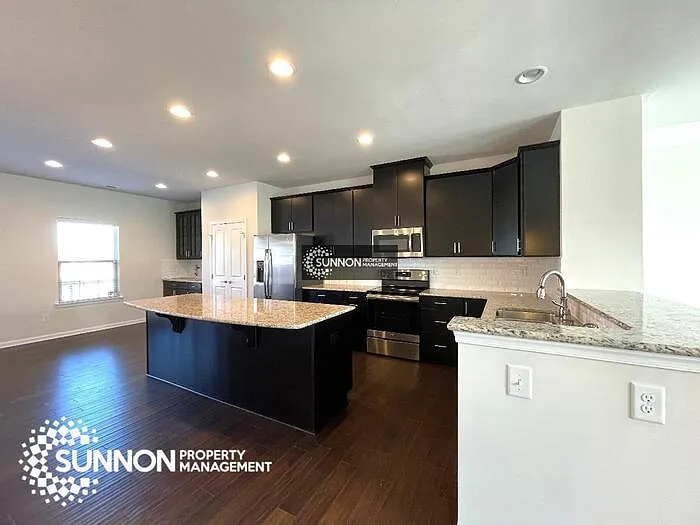 3 bed, 4.0 bath, 2344 sqft, $2,350 — Photo 3