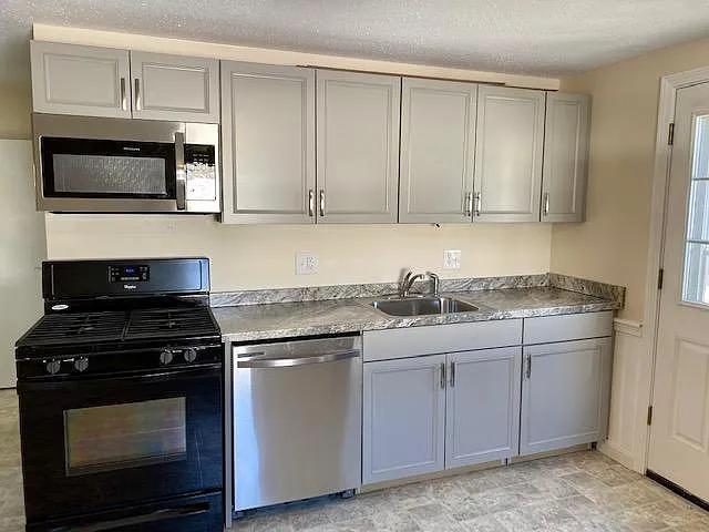 3 bed, 1200 sqft, $2,600 — Photo 4