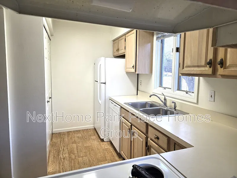 3 bed, 2.0 bath, 1100 sqft, $1,650 — Photo 2