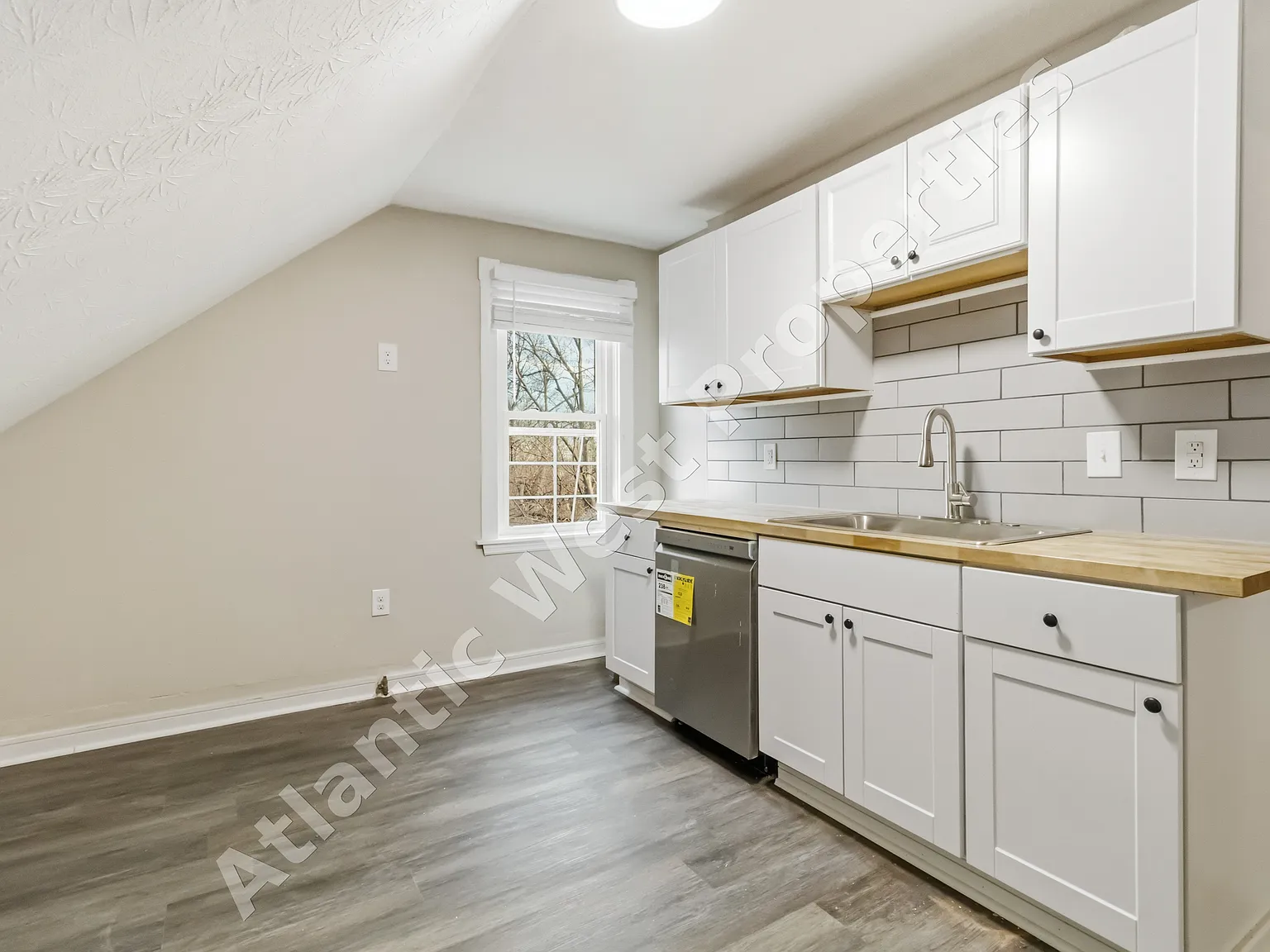 2 bed, 700 sqft, $995 — Photo 2