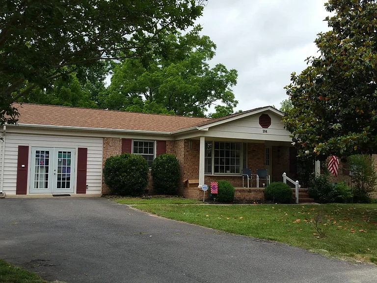 204 Walnut Dr — Photo 2