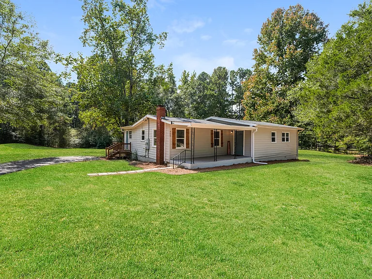 309 Cowan Rd SE — Photo 1