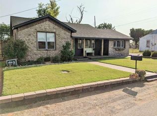 616 E 1st St, Elk City, OK 73644