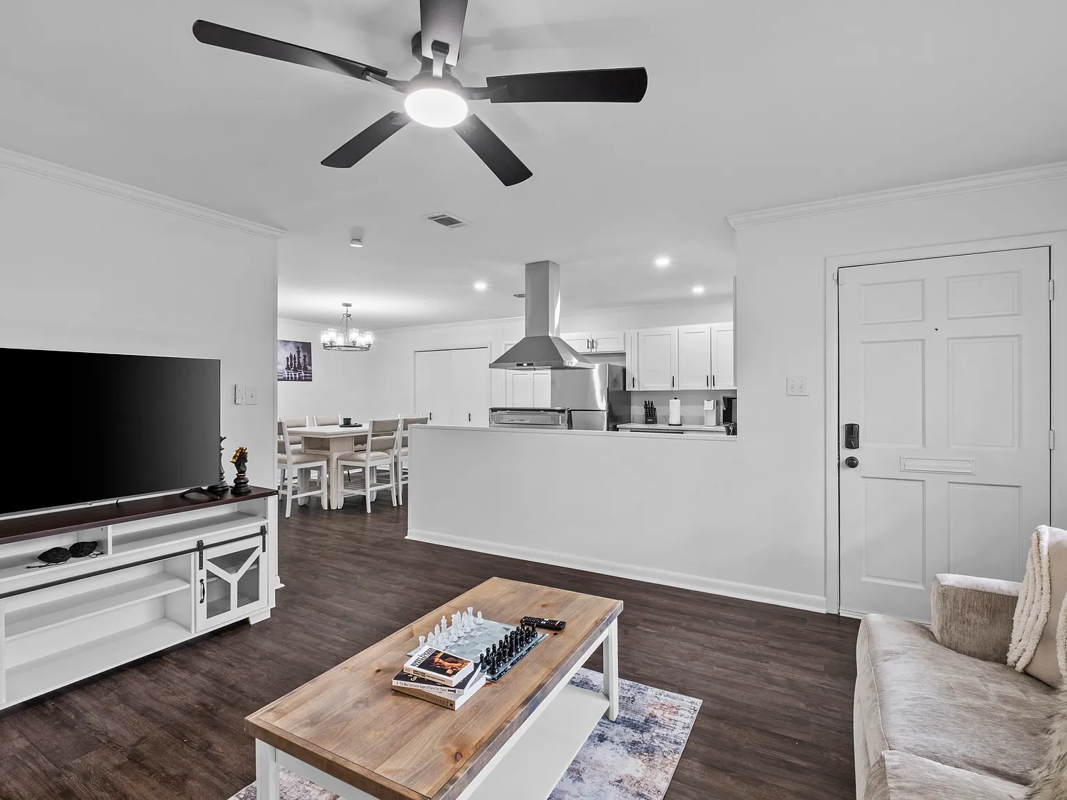 4 bed, 2061 sqft, $5,000 — Photo 2