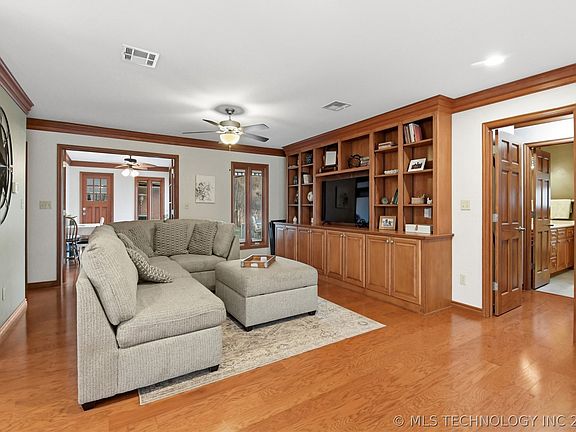 4th image of 421 W Bert Ave