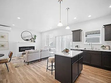 4th image of 800 E F St