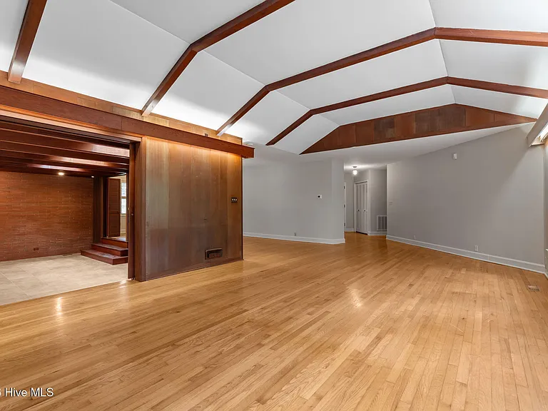 225 Arbutus Rd — Photo 10