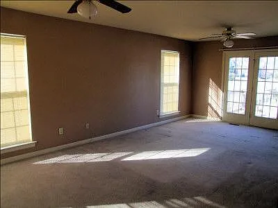 4 bed, 2.5 bath, 1945 sqft, $2,600 — Photo 2