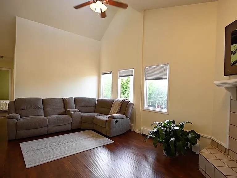 4001 Romanzof Cir #B — Photo 5