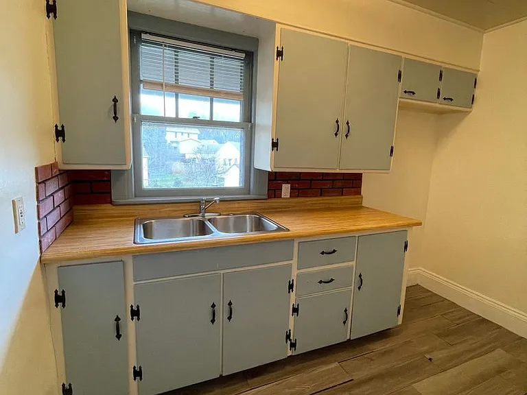 2281 E Market St — Photo 6
