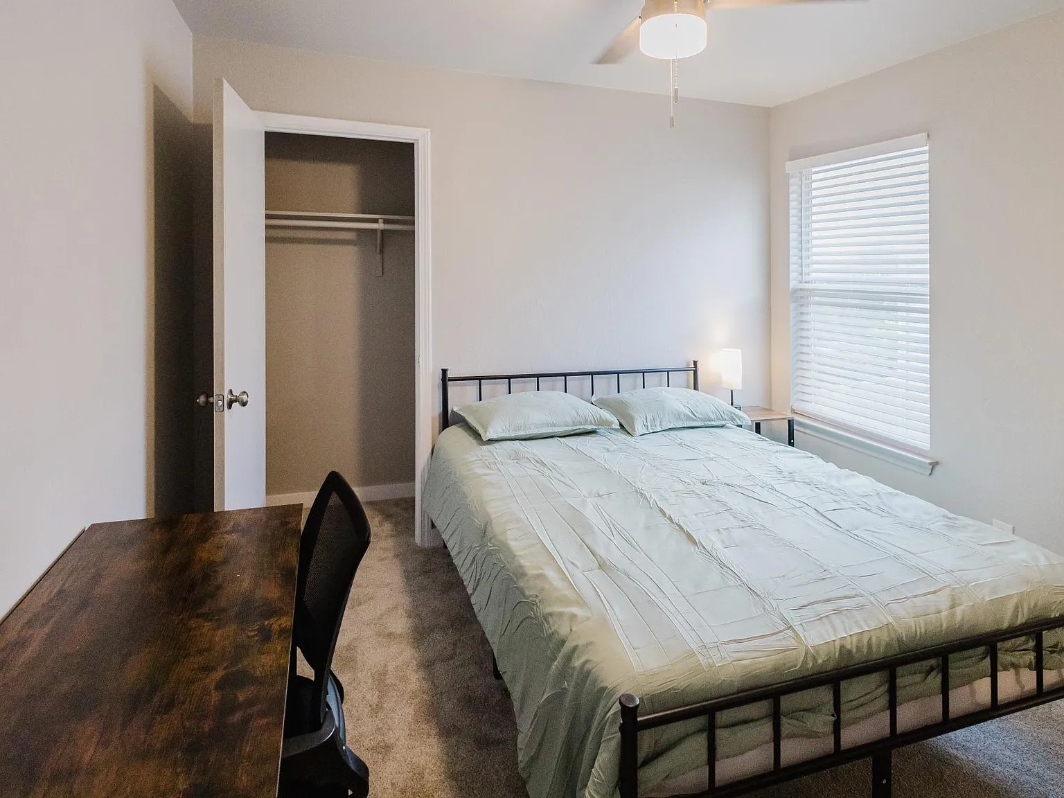 4 bed, 3.0 bath, 1986 sqft, $910 — Photo 1