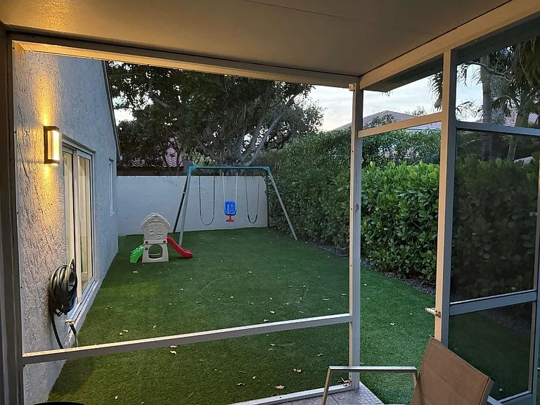 6165 NW 77th Pl — Photo 4