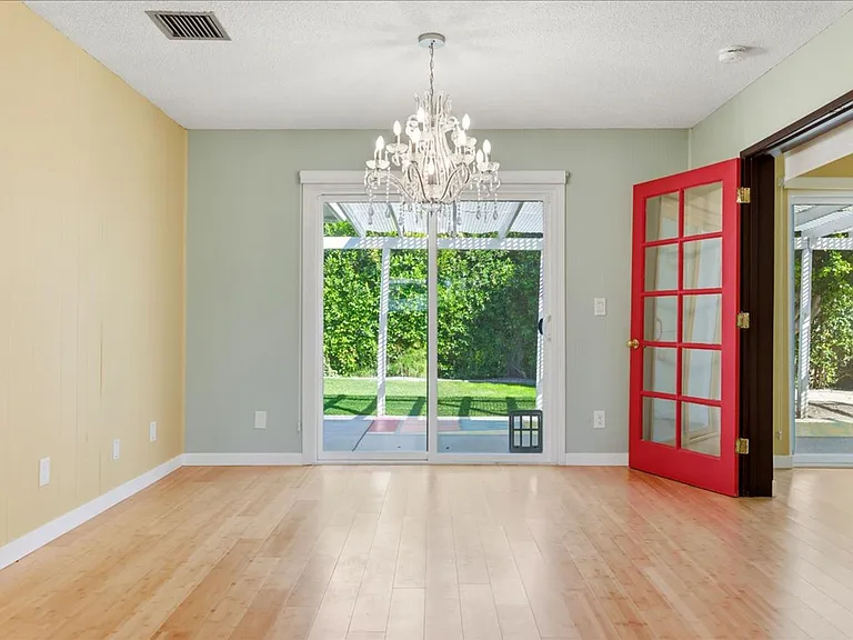 9750 Valencia Dr — Photo 4