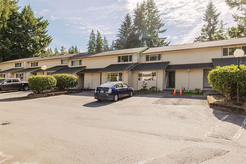 2nd image of 3126 Rustlewood Lane SE