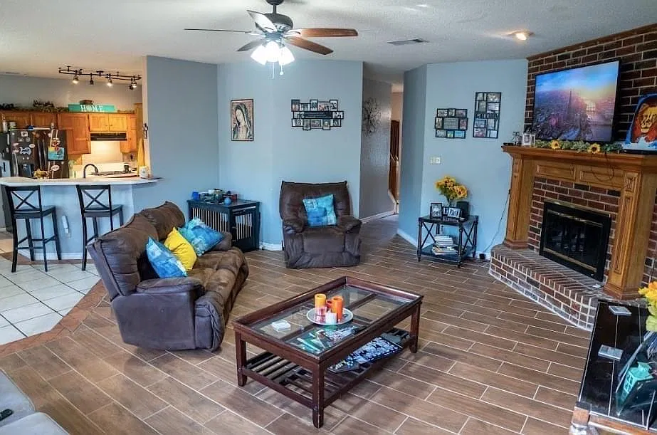 5 bed, 2.5 bath, 2884 sqft, $3,000 — Photo 3