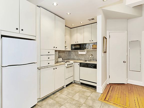 3rd image of 121 W 72nd St APT 2G