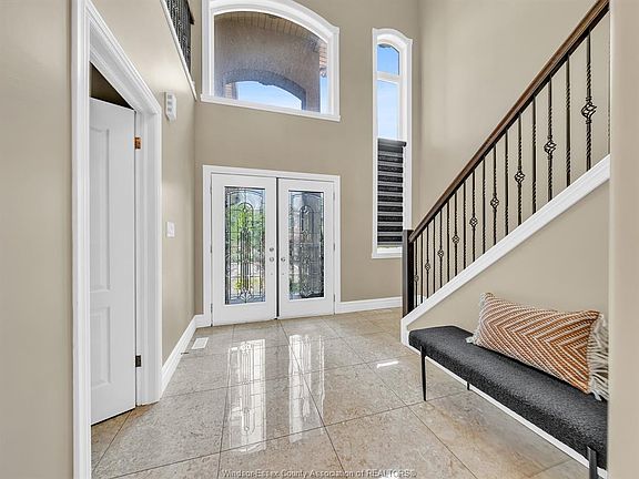 5th image of 3000 McRobbie Cres