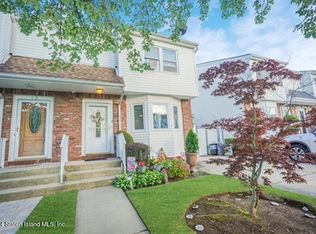 12 Lyle Ct, Staten Island, NY 10306