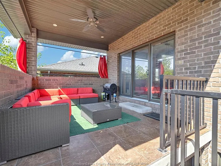 498 Sacred Heart Dr #UPPER — Photo 8
