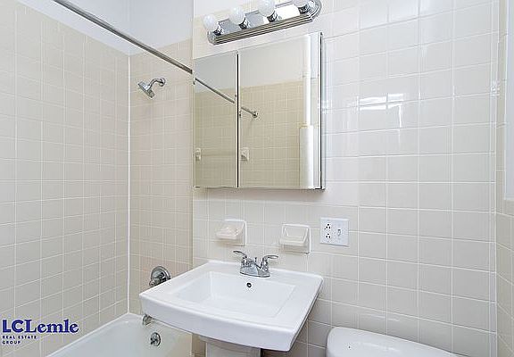 3rd image of 204 E 84th St APT 4C
