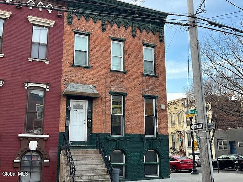 4th image of 284 Lark Street