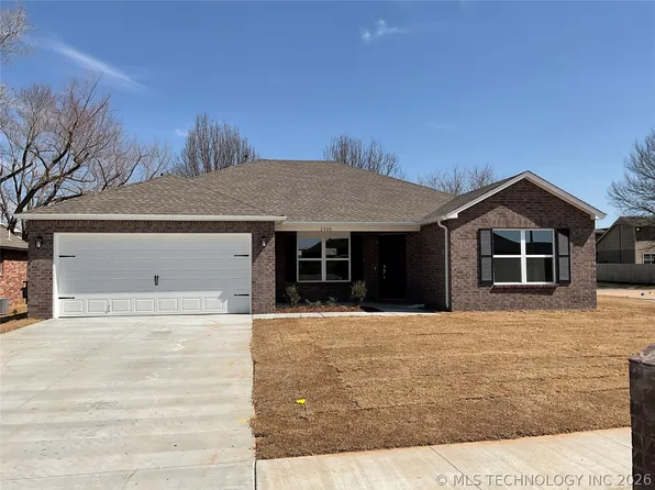 2008 Walnut Hill Ln, Claremore, OK 74019