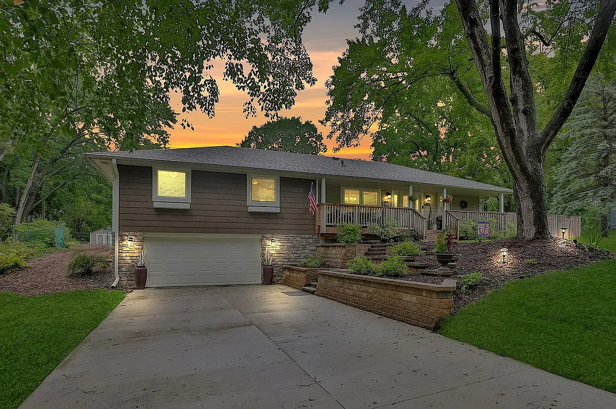 Building Photo - 16624 Elm Dr