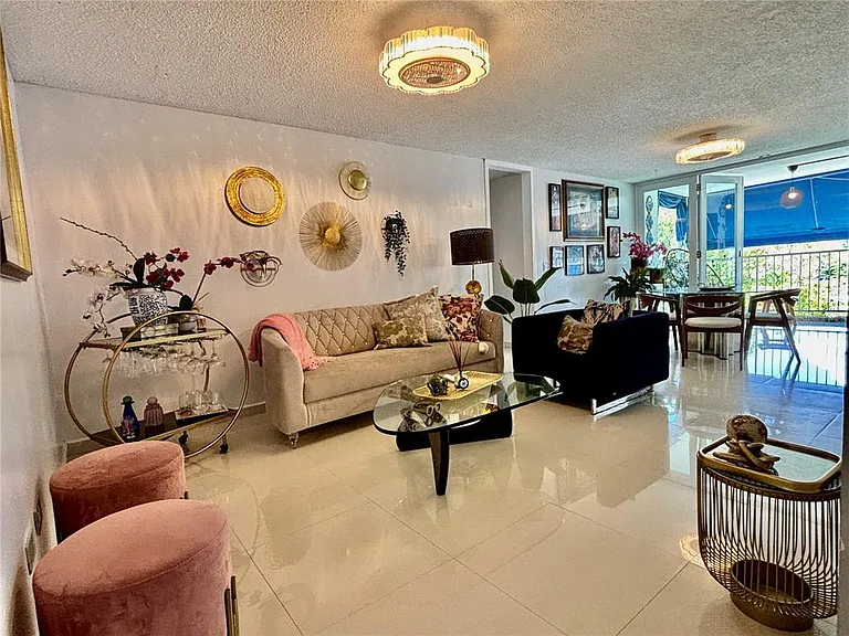 1248 Avenue Luis Vigoreaux #8 — Photo 4