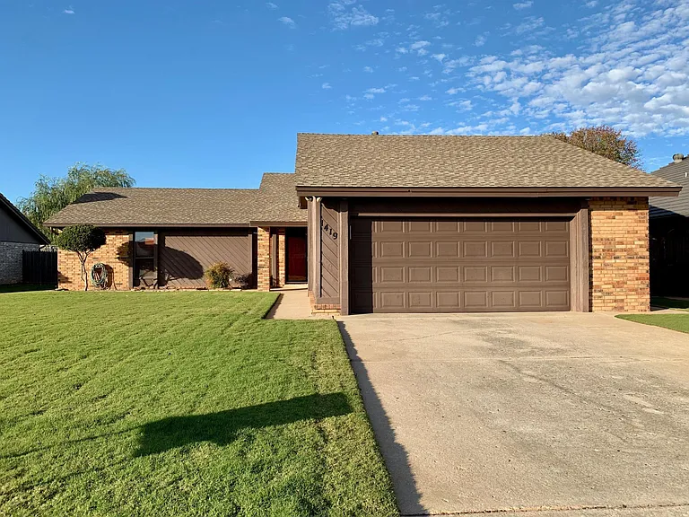1419 Pickford Ln — Photo 1