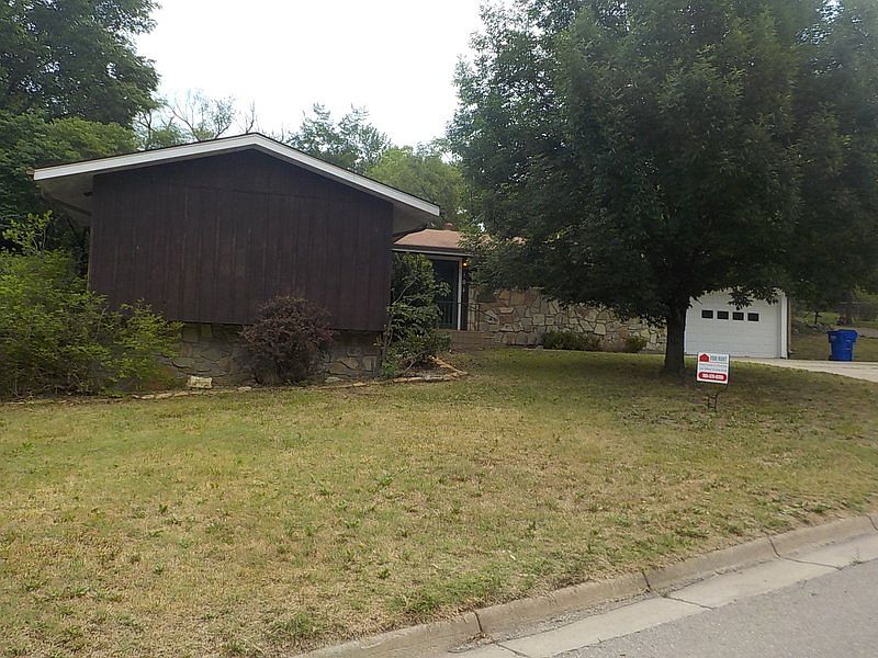2nd image of 105 S Bunker Hill Dr