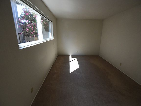 5th image of 909 Castlewood Dr APT 2