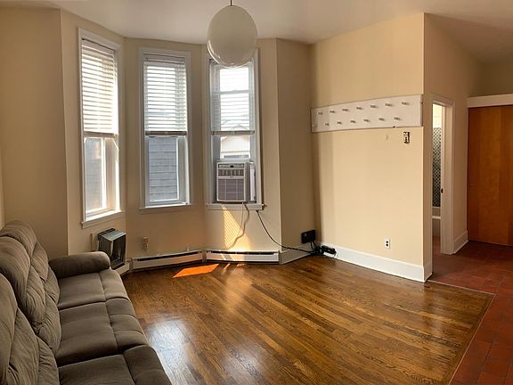 4th image of 641 N 22nd St APT 3
