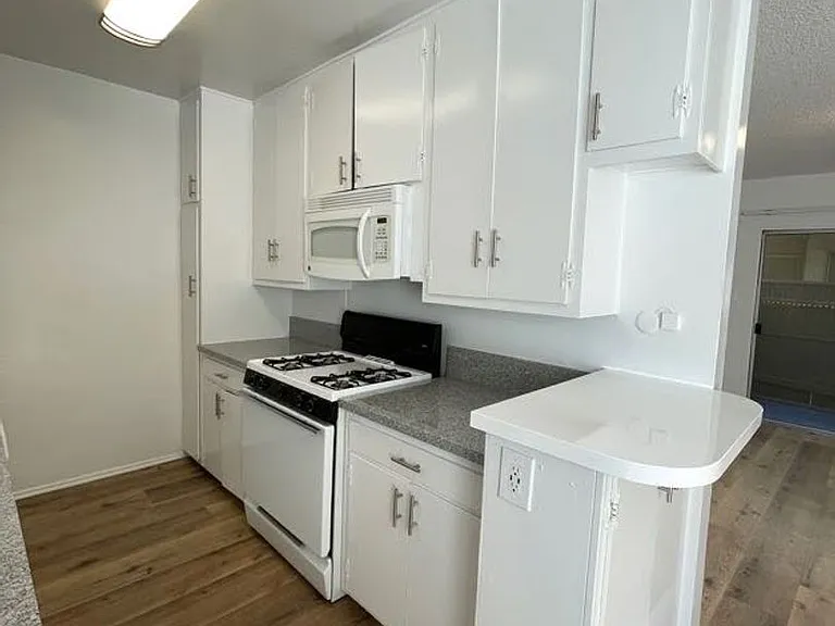6632 Darby Ave — Photo 7